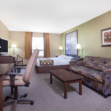 Super 8 By Wyndham Midland Ξενοδοχείο Εξωτερικό φωτογραφία