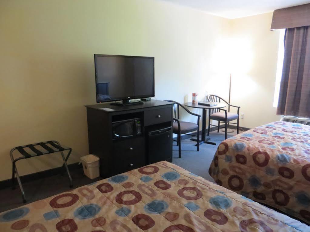 Super 8 By Wyndham Midland Ξενοδοχείο Εξωτερικό φωτογραφία